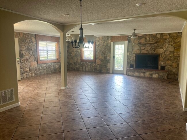 Building Photo - 1331 Hinch Dr