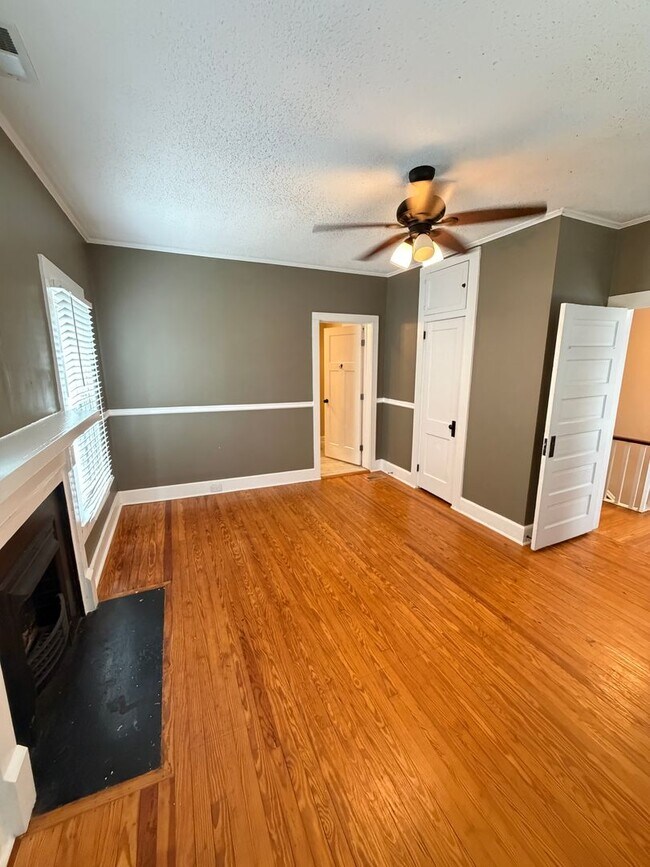 Building Photo - Charming & Spacious 3-Bedroom Home with a Large Fenced Yard!