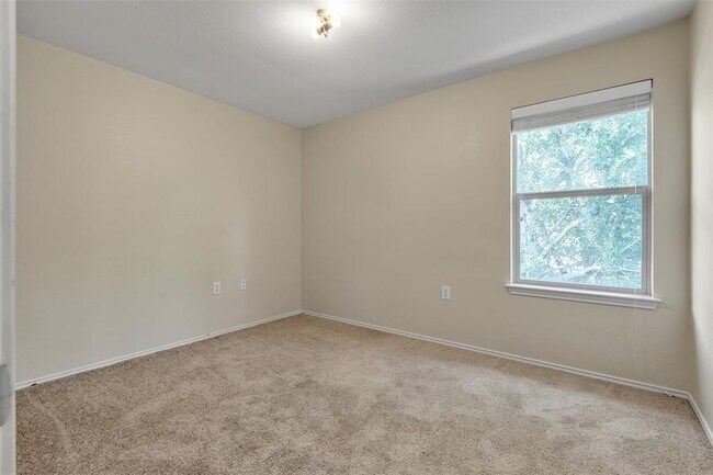 Building Photo - 5940 Silver Screen Dr