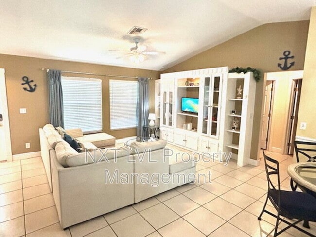 Building Photo - 4123 SW 21st Pl