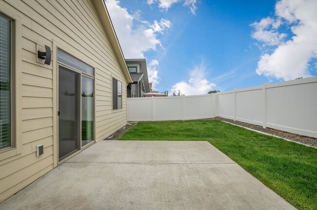 Building Photo - CDA Place Neighborhood- upgraded 3 bed 2 b...
