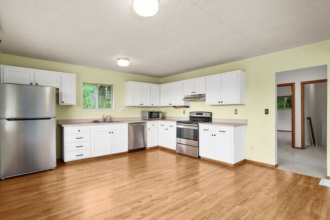 Building Photo - Wonderful 4 bedroom, 2 Bath on Oversized l...