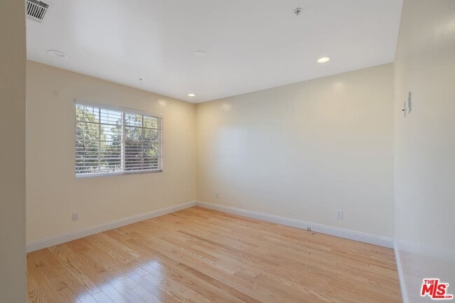 Building Photo - 2018 Hillcrest Dr