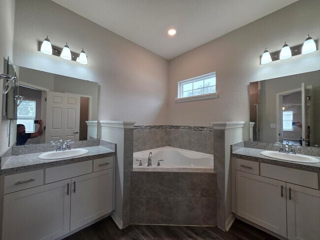 Building Photo - 4-Bedroom, 2.5-Bathroom in Lakeland