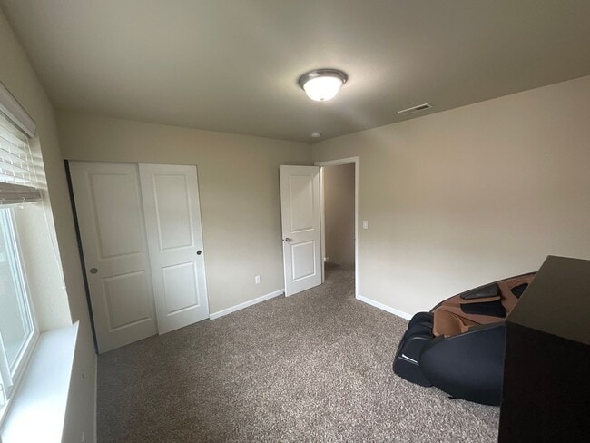 Building Photo - Spacious 4 bedroom Home