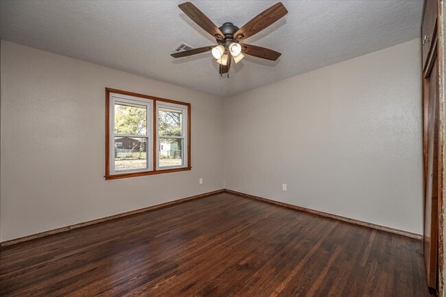 Building Photo - 809 N Ross Ave