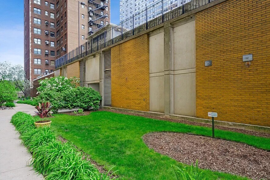 Building Photo - 3950 N Lake Shore Dr