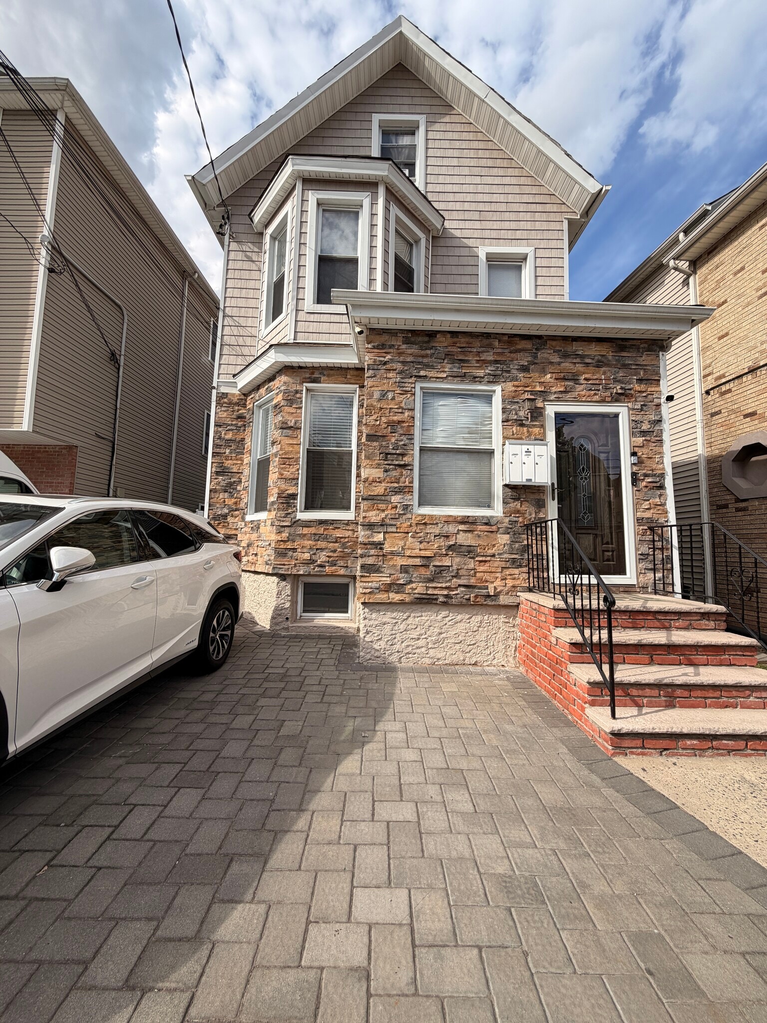 Building Photo - 37 Sayre St