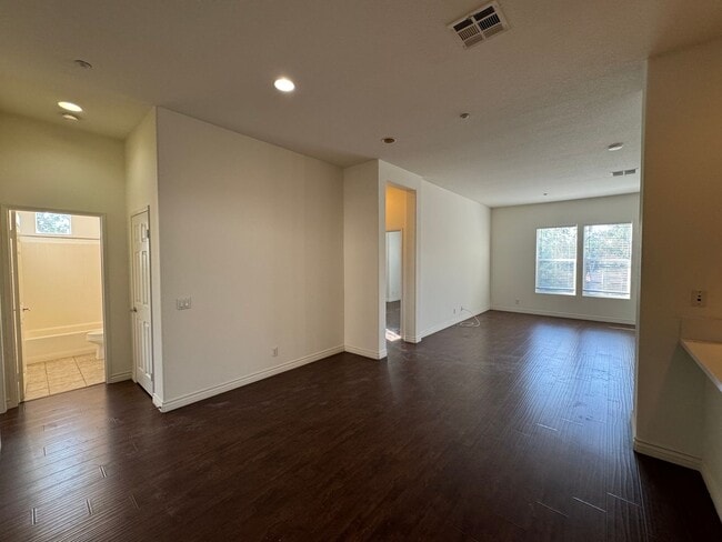 Building Photo - Beautiful 3 Bd/2Ba Spacious Home in Fuller...