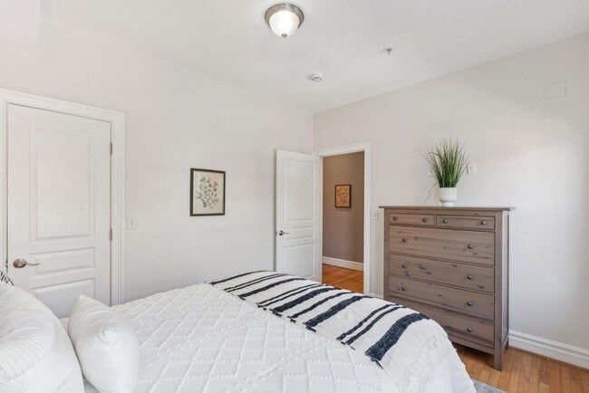 Building Photo - Large Sunny Eckington Three Bed/Three Bath Interior Rowhouse Condo Home