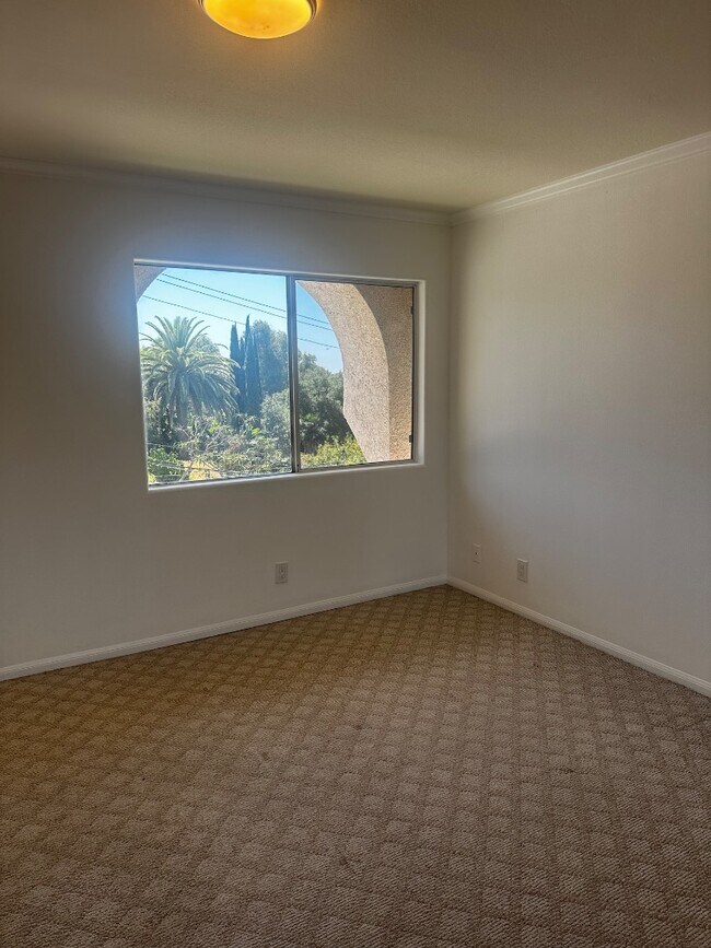 Building Photo - 4003 Sunset Dr
