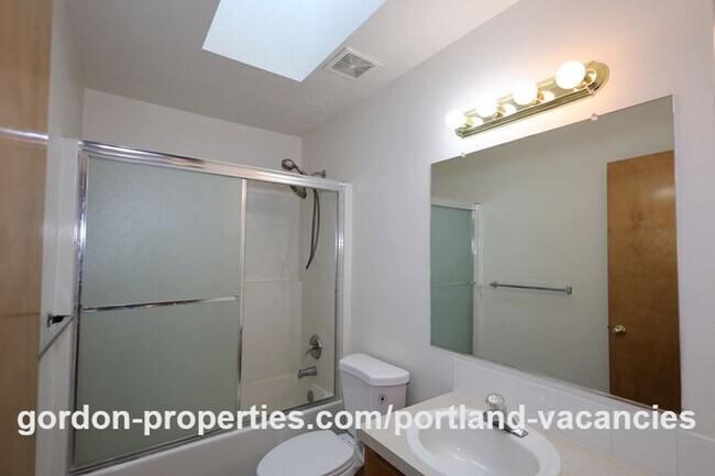 Building Photo - SE Knapp Circle - 3 bedroom duplex with attached single car garage