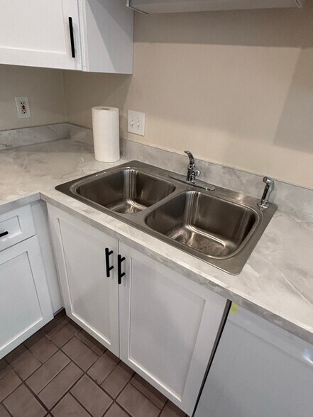 Building Photo - 3039 Queen Palm Dr