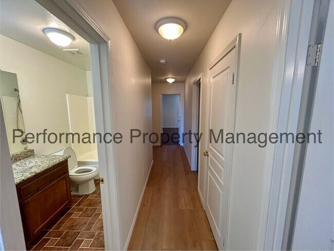 Building Photo - Stunning 5 Bed/3 Bath NW Bakersfield Home ...