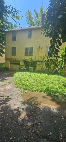 Building Photo - 614 E 63rd Ter