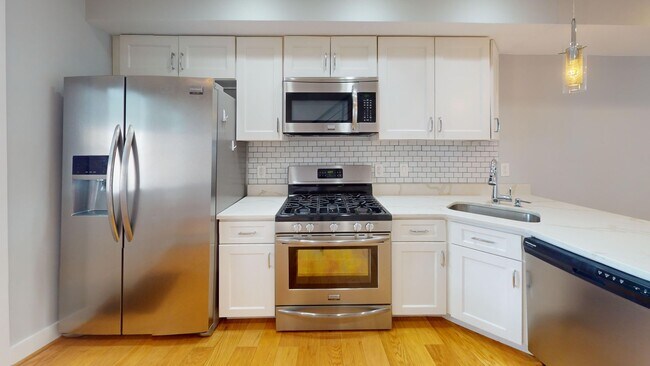 Building Photo - 1530 Levis St NE