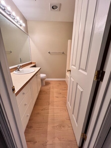 Master bathroom. - 6123 S 232nd St