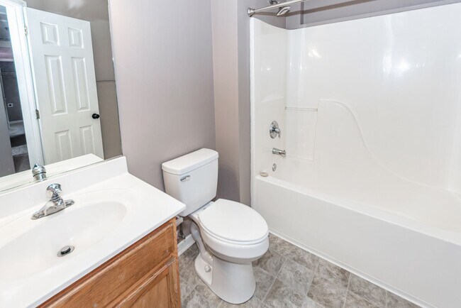 Building Photo - 5 Bedroom 2.5 Bath Home in St. James Estates - Goose Creek