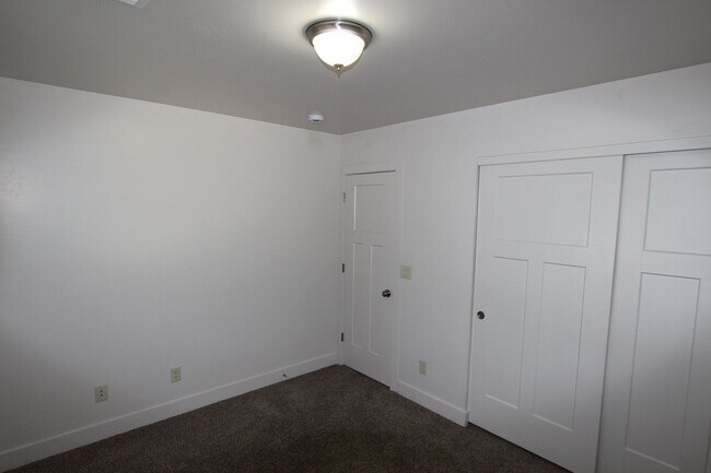 Building Photo - 3BR Home in Mountainaire | Open Layout + Fenced Yard