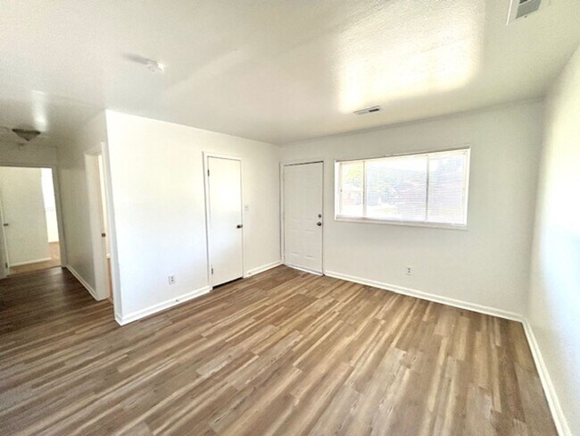 Building Photo - 3 BEDROOM/ 1 BATH COTTAGE WITH LARGE BACK ...