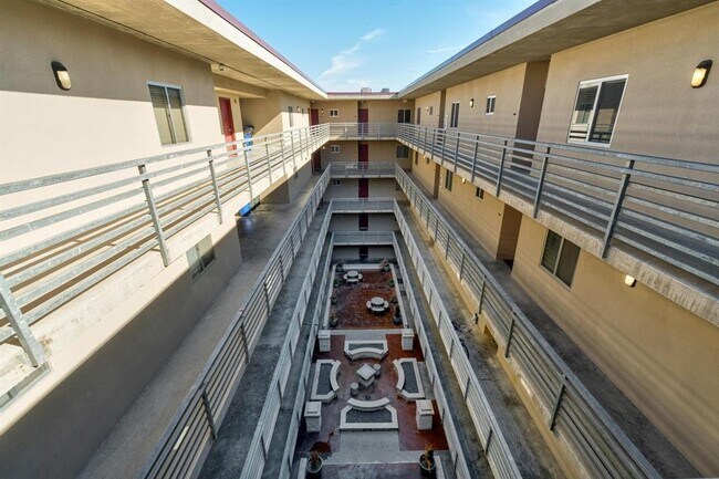 Building Photo - 711 W 26th St