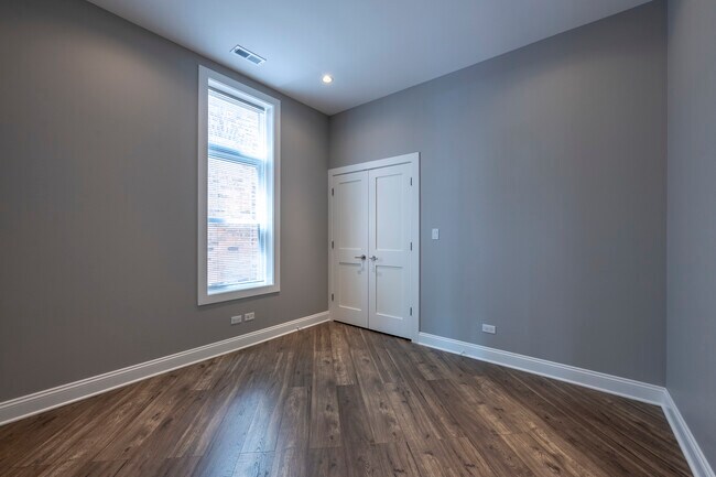 Building Photo - 1254 N Hoyne Ave