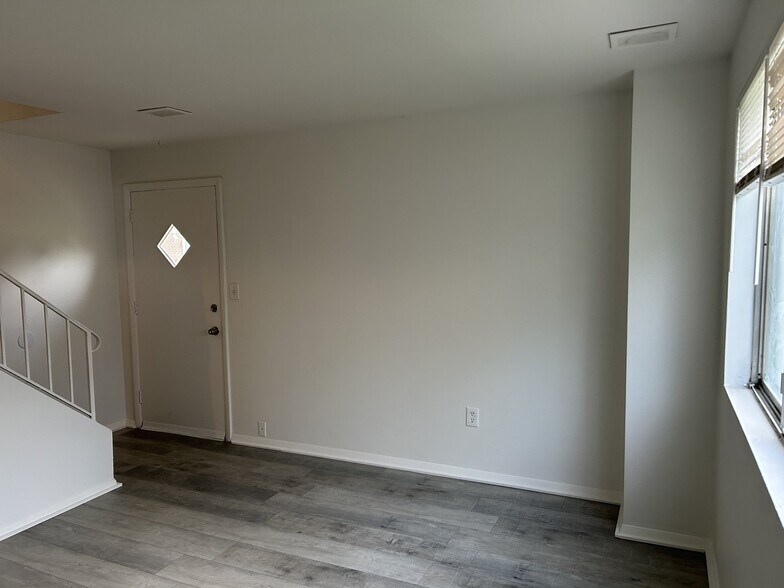 Building Photo - 218 Aster Ln