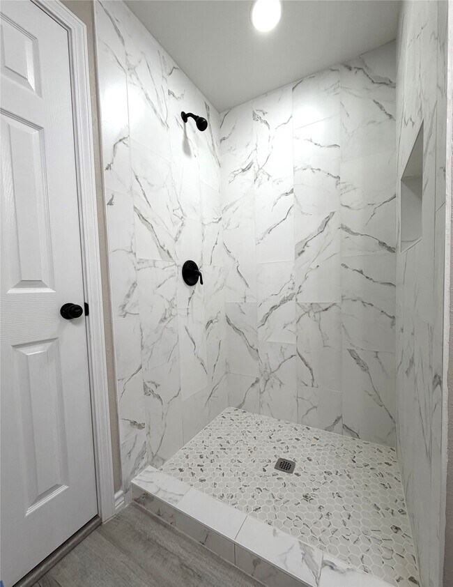 Building Photo - 1505 15th Ave N