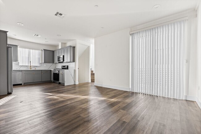 Building Photo - A beautifully designed and renovated 4 bed / 4 1/2 bath townhome located in the desirable Sawtell...