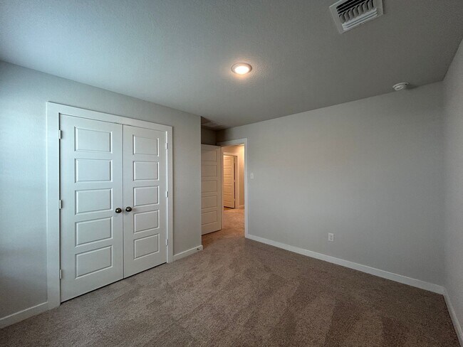 Building Photo - Walking Distance to Long Creek High School / Fridge, Washer & Dryer Included / Fenced in Yard / N...