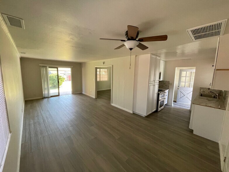 Building Photo - 8572 Oak Ave