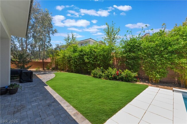 Building Photo - 2 Sugarberry Ln