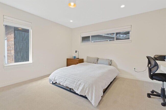 Building Photo - 2418 S 5th St