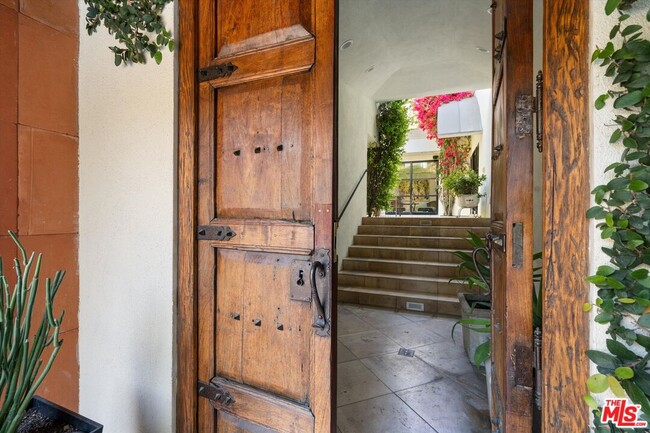 Building Photo - 2328 San Ysidro Dr
