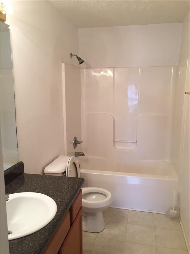Building Photo - Smyrna Townhome - Ready to Move In