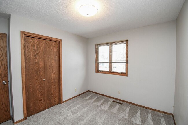 Building Photo - Spacious 5-Bedroom Split-Level in Southwest Sioux Falls with 4-Season Room & Fenced Yard!