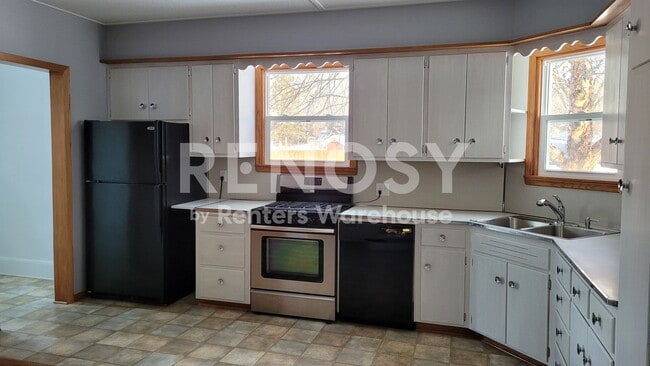 Building Photo - 4BD/2BA in Newport Available Now!