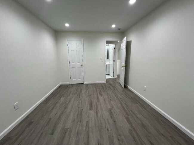 Building Photo - 1 bedroom in WOODSIDE NY 11377