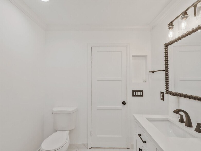 Building Photo - 3826 Burnside Ave