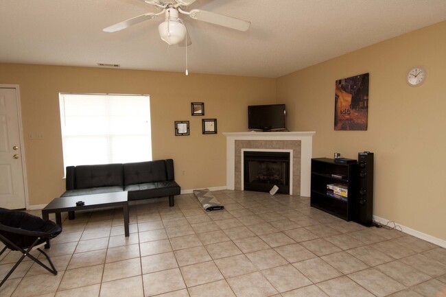 Building Photo - Quarter Condo
