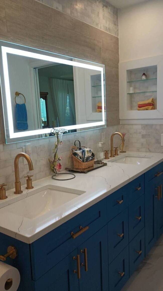 Building Photo - 1950 W Crown Pointe Blvd