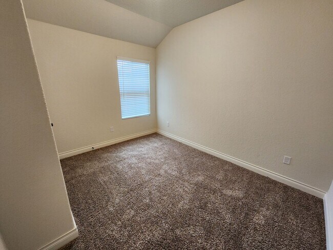 Building Photo - 1 MONTH FREE RENT/ 3/2.5/1.5 Fourplex Clos...