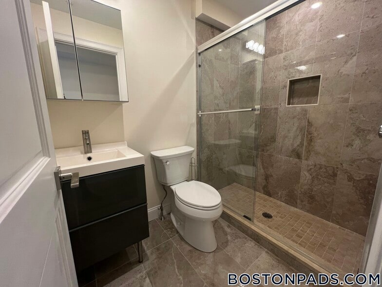 Building Photo - 1028a Commonwealth Ave