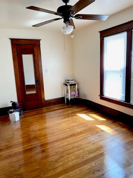 Building Photo - 305 Oak St