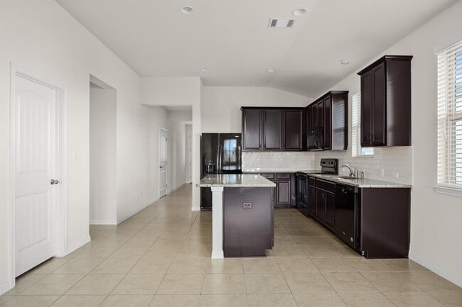Building Photo - 19213 Quebrada Dr