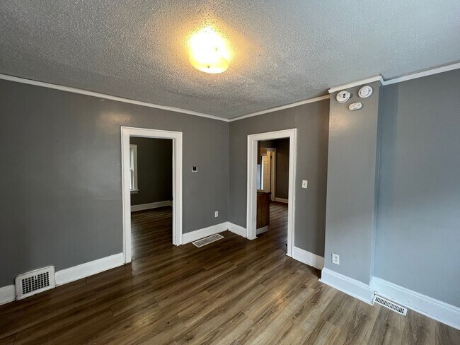 Building Photo - 10006 Lamontier Ave