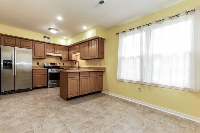 Building Photo - 1515 Russett Dr
