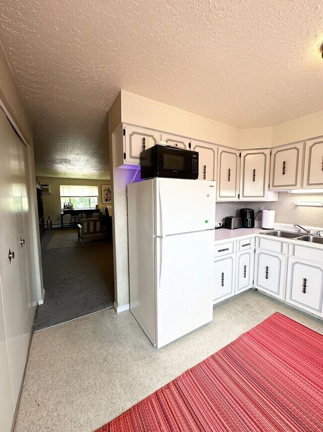 Building Photo - Rent-ready this July: 2 Bedroom and 1 Bath...