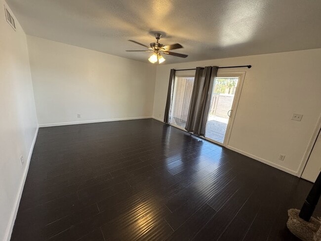 Building Photo - West Phoenix 3br townhome