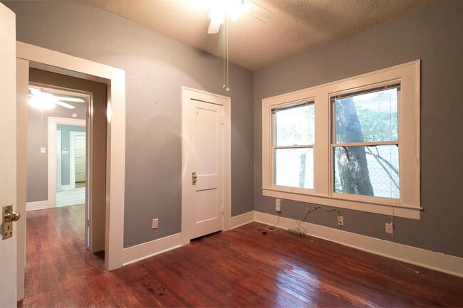 Building Photo - 303.5 Northwood St